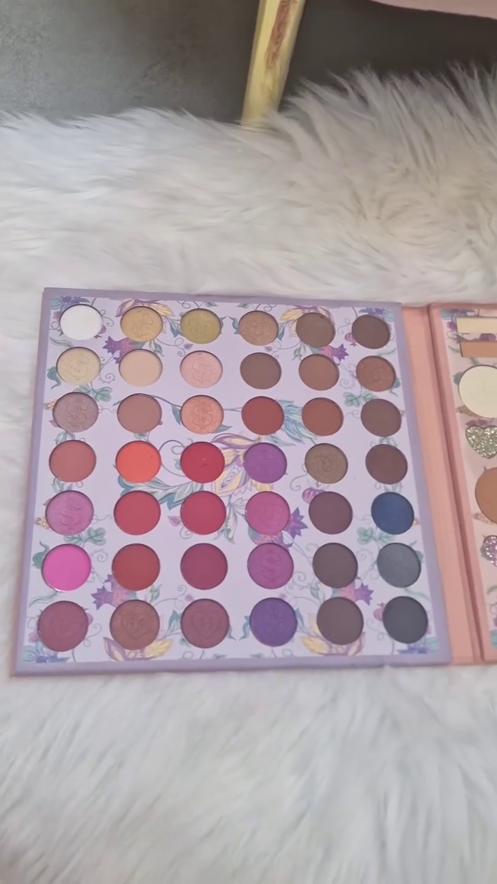 128 Color Eyeshadow Palette – All-in-One Makeup Kit Featuring Matte, Shimmer, Glitter, and Blush Shades in a Beautiful Foldable Design for Versatile and Creative Looks.