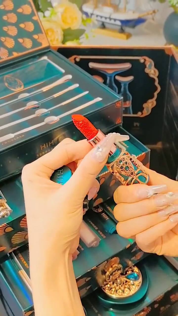 Luxury Peacock-Inspired Multi-Layered Makeup Gift Box Set with Brushes, Lipsticks, Skincare Vials, Eyeshadow Palette, and Decorative Compact – Elegant All-in-One Beauty Collection with Mirror and Artistic Packaging