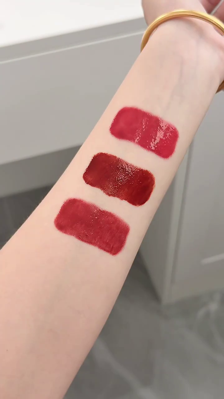 Limited Edition Lip Gloss Set – Cute Pink Packaging with Adorable My Melody Design – Moisturizing, Long-Lasting, High-Pigment Glossy Finish – 3 Shades Swatched for Rich Red and Berry Tones – Collectible Makeup Gift for Sanrio Fans