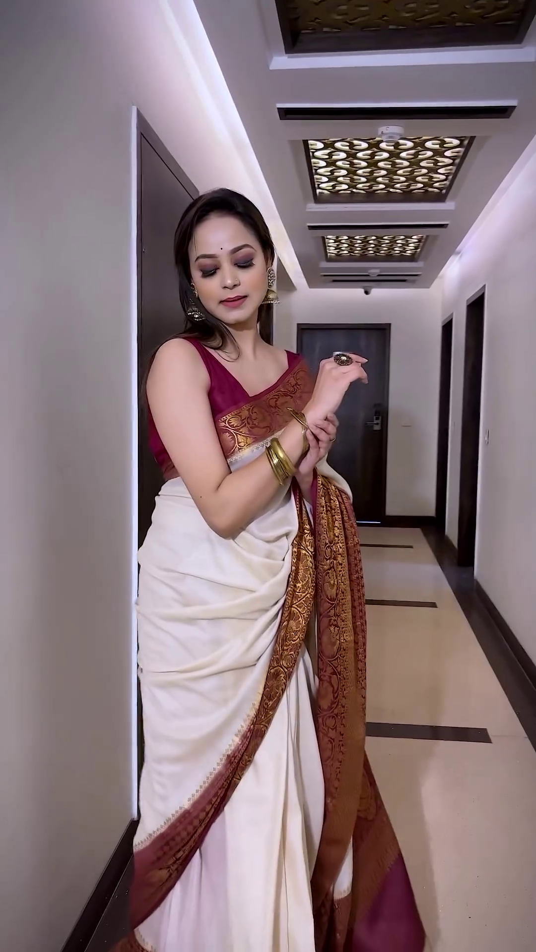 Woven, Embellished, Floral Print, Solid/Plain Kanjivaram Pure Silk, Art Silk Saree