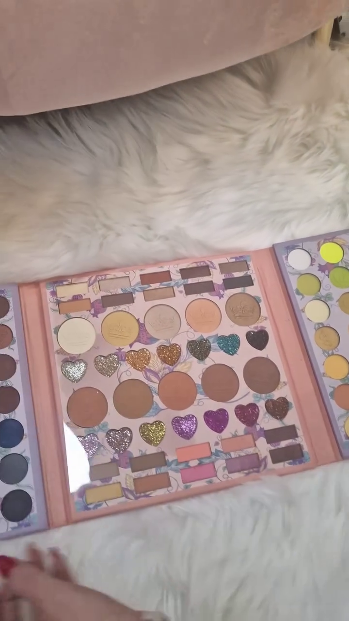 128 Color Eyeshadow Palette – All-in-One Makeup Kit Featuring Matte, Shimmer, Glitter, and Blush Shades in a Beautiful Foldable Design for Versatile and Creative Looks.