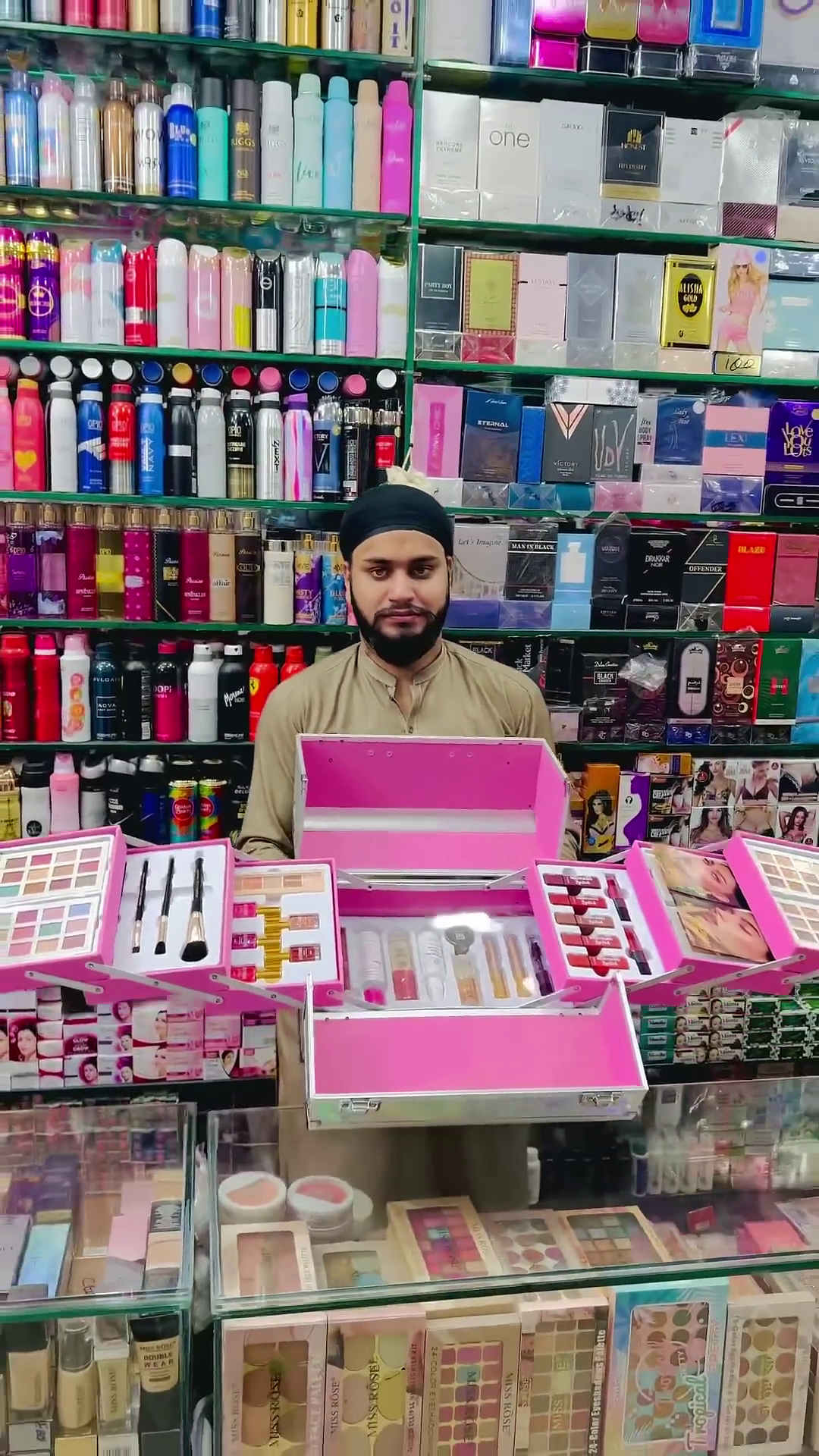 All-in-One Makeup Kit: A Complete Beauty Box with Palettes, Lipsticks, Brushes, and More for a Glamorous Look Anytime, Anywhere