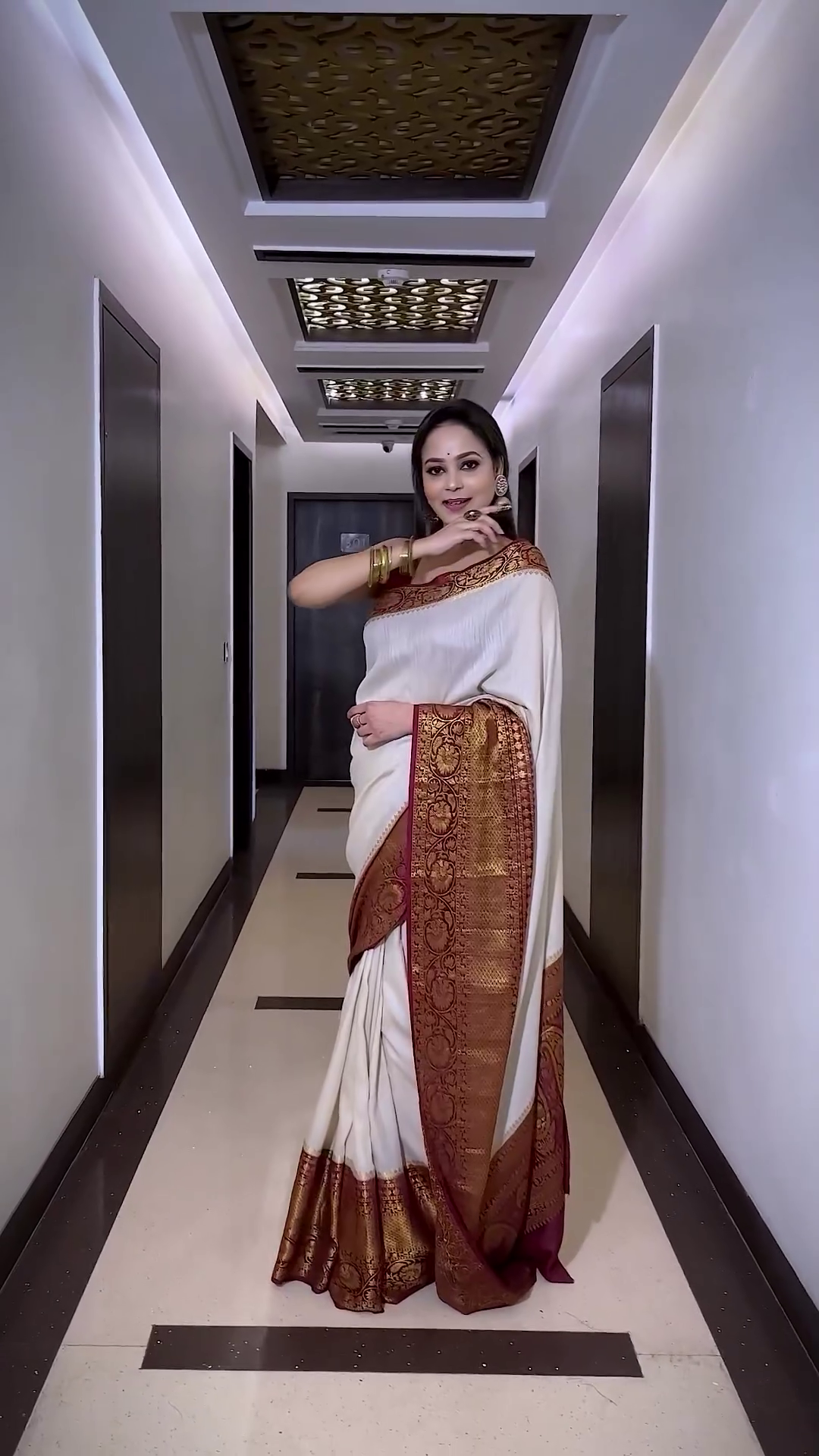 Woven, Embellished, Floral Print, Solid/Plain Kanjivaram Pure Silk, Art Silk Saree