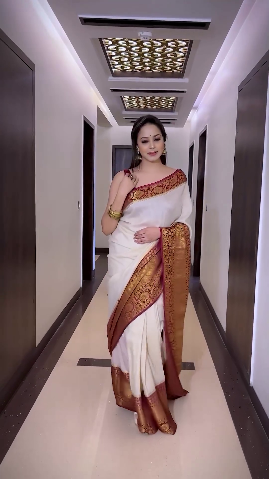 Woven, Embellished, Floral Print, Solid/Plain Kanjivaram Pure Silk, Art Silk Saree